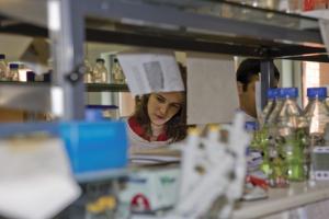 Investigadora em laboratório