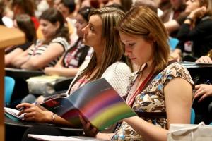 alunas em contexto de auditório universitário