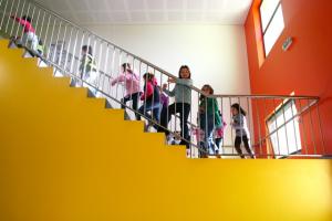 Alunos no interior de uma escola