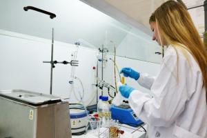 Investigadora em laboratório