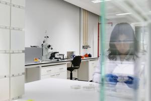 Investigadora em laboratório