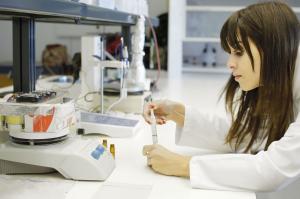 Investigadora da UTAD em laboratório