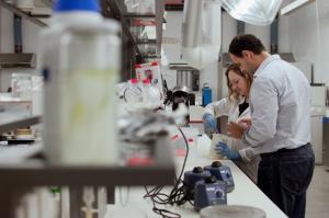 Trabalhadores em laboratório