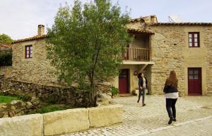 Paisagem urbana, casa de pedra, pessoas, árvore 