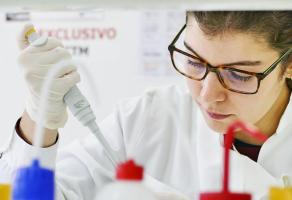 O NORTE 2020 lançou o concurso "Sistema de Apoio à Investigação Científica e Tecnológica - Projetos Estruturados de I&D&I” (45/2020/75) com o objetivo de continuar o reforço das capacidades regionais de investigação científica, do desenvolvimento tecnológico e da inovação, com vista à concretização da estratégia regional de especialização inteligente. O concurso tem por base cinco áreas de missão: adaptação às alterações climáticas; cancro; cidades inteligentes e com impacto neutro n